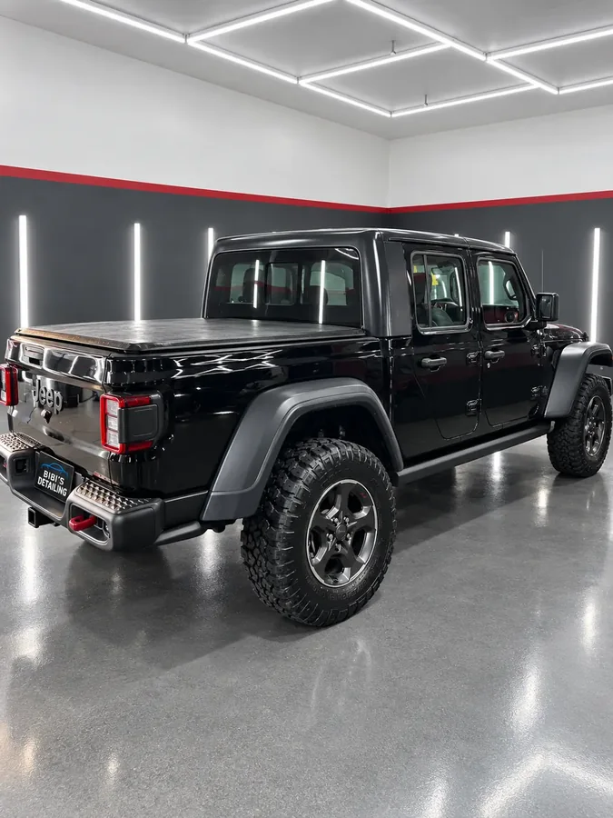 Camioneta negra con tratamiento cerámico